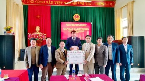 Đoàn công tác của xã San Thàng, thành phố Lai Châu đã đến thăm, chúc Tết và tặng quà xã biên giới kết nghĩa Tung Qua Lìn, huyện Phong Thổ