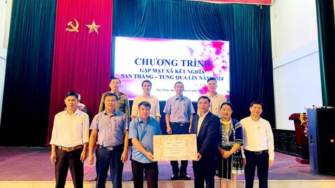 Đoàn công tác của xã Tung Qua Lìn, huyện Phong Thổ đã đến thăm, chúc Tết và tặng quà xã kết nghĩa San Thàng, thành phố Lai Châu.