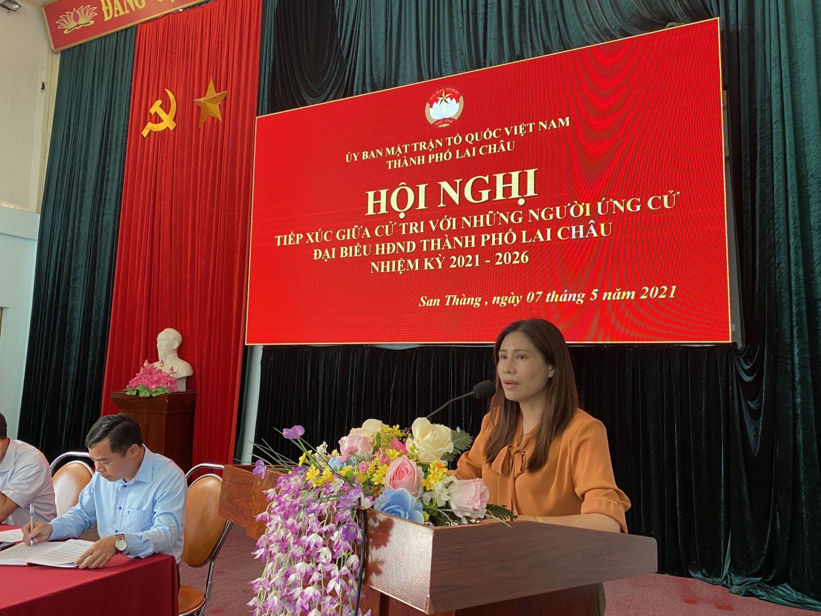 Đ/c Nguyễn Thị Dung - Phó ban pháp chế HĐND thành phố thông qua chương trình hành động